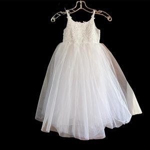 🌸 SALE - Beautiful Little Girl’s Formal Occasion Dress - White / Size: 4/5